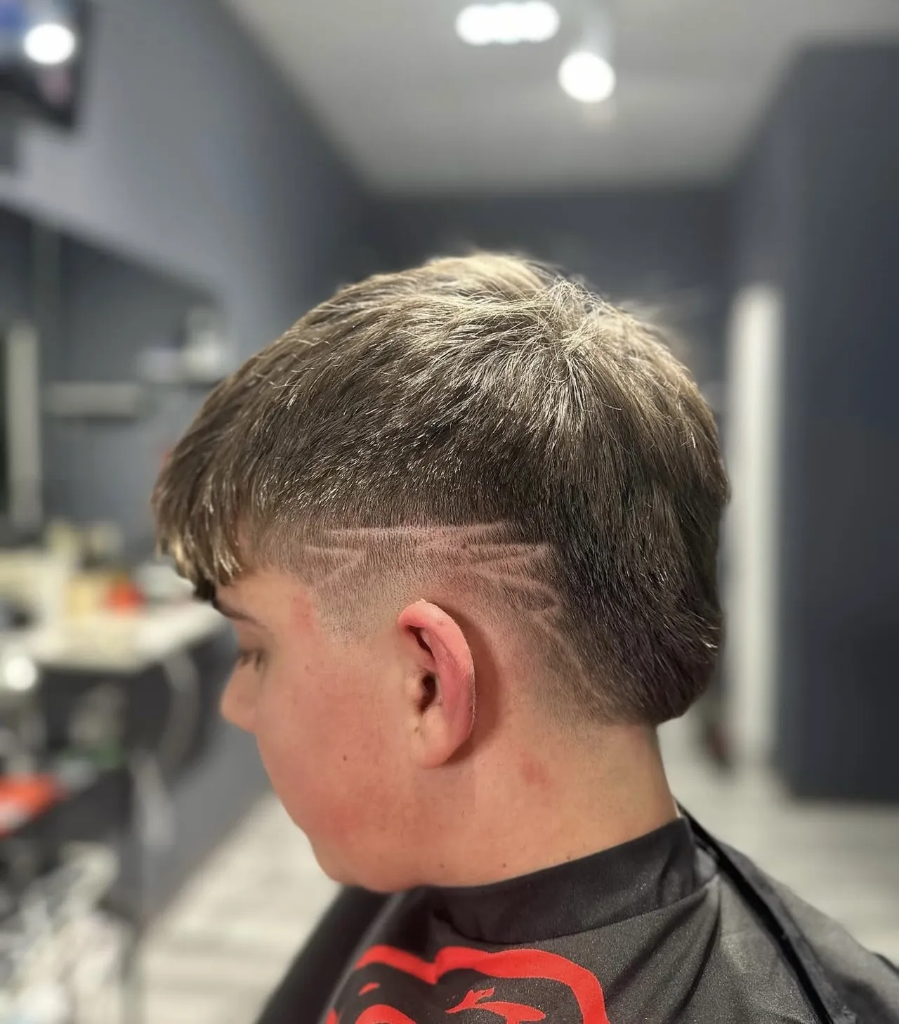 Corte con un diseño rasurado en el lateral de la cabeza